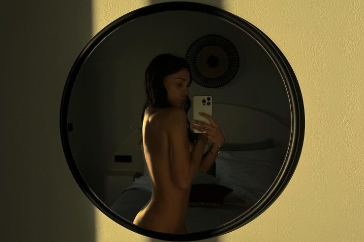 Belen Rodriguez, selfie allo specchio senza veli