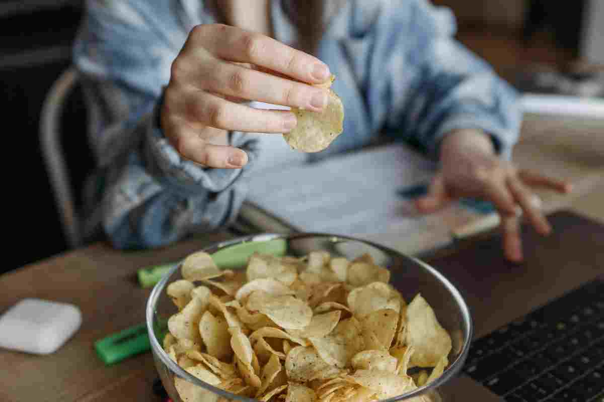 Secondo l'Ue alcune chips sarebbero cancerogene: verranno ritirate 