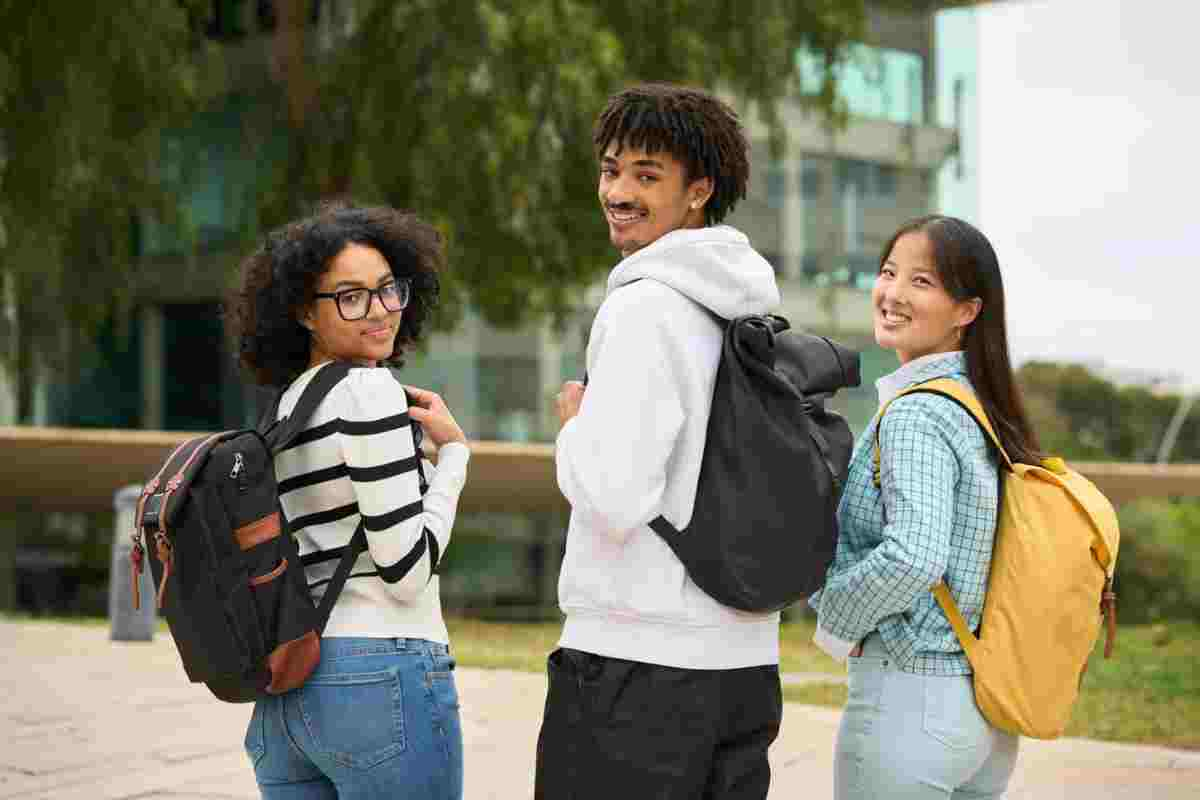 Ritorno a scuola, adolescenti con lo zaino